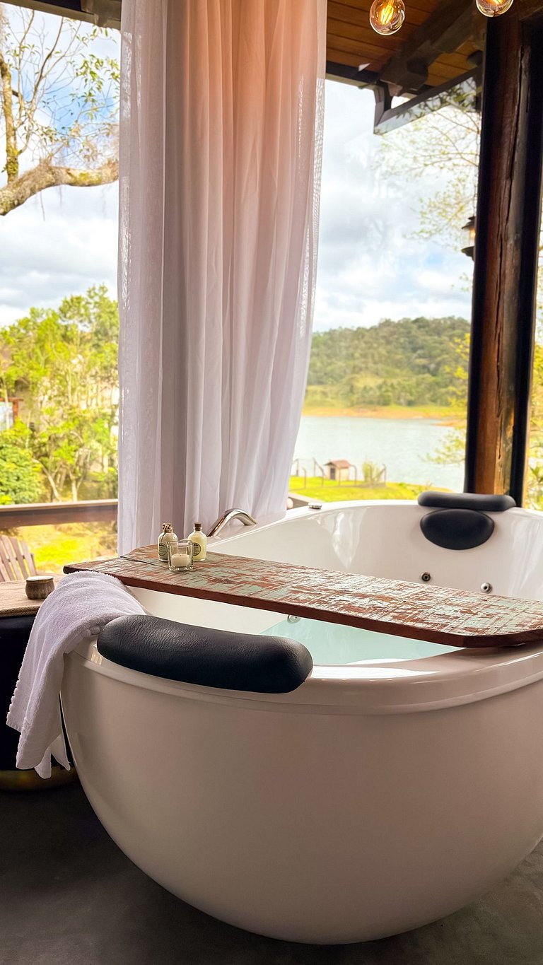 Cabana da Árvore | Hidro, lareira e deck privativo