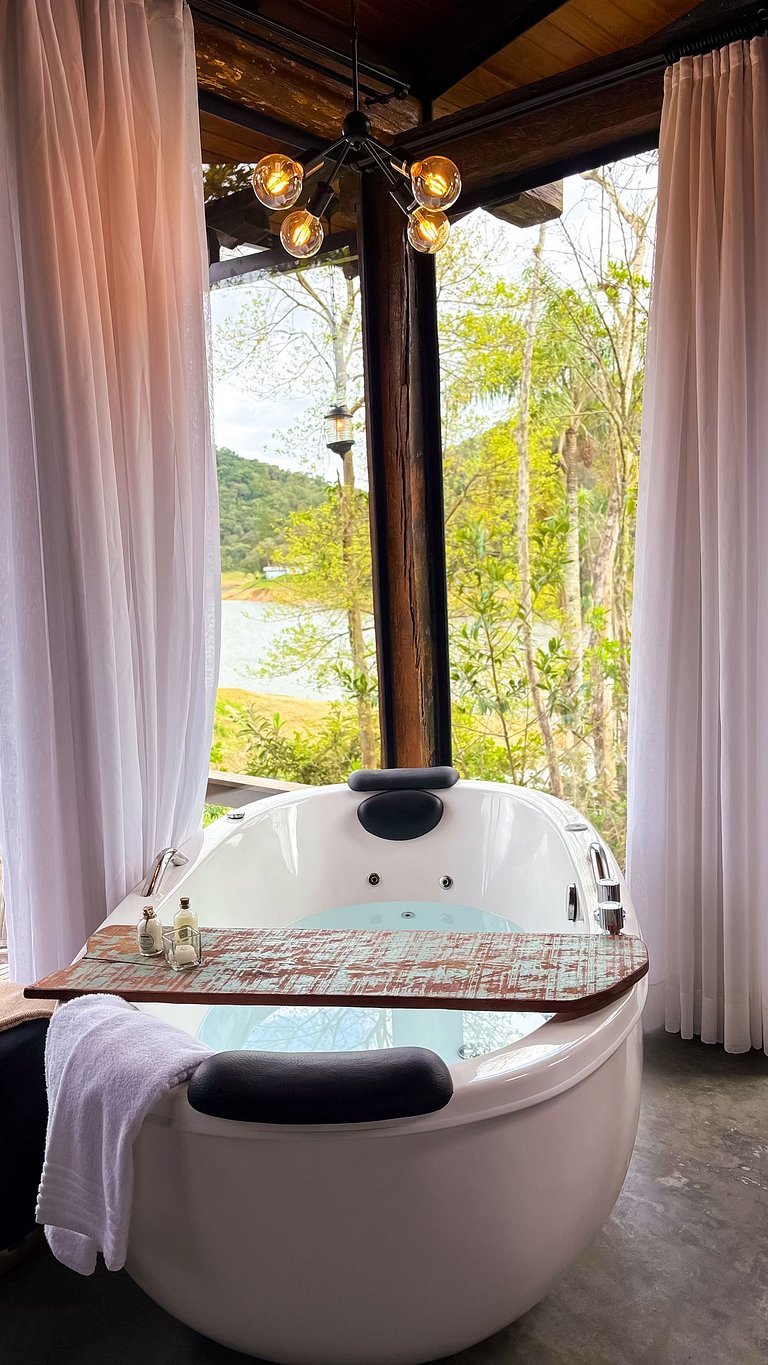 Cabana da Árvore | Hidro, lareira e deck privativo