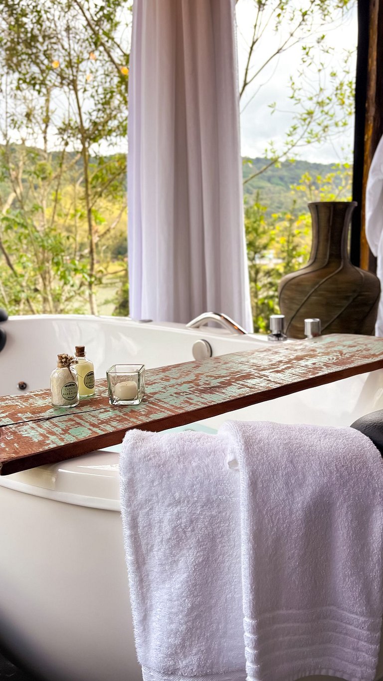 Cabana da Árvore | Hidro, lareira e deck privativo