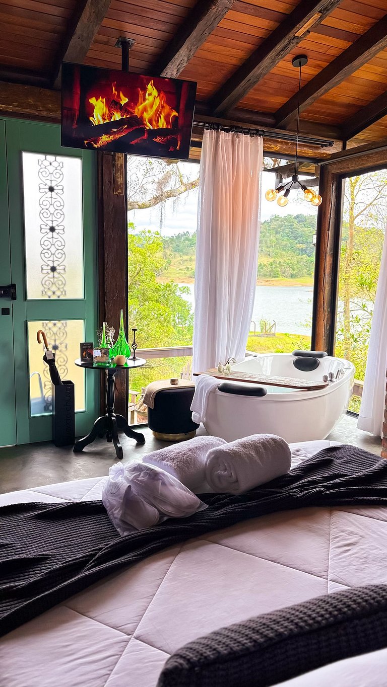 Cabana da Árvore | Hidro, lareira e deck privativo