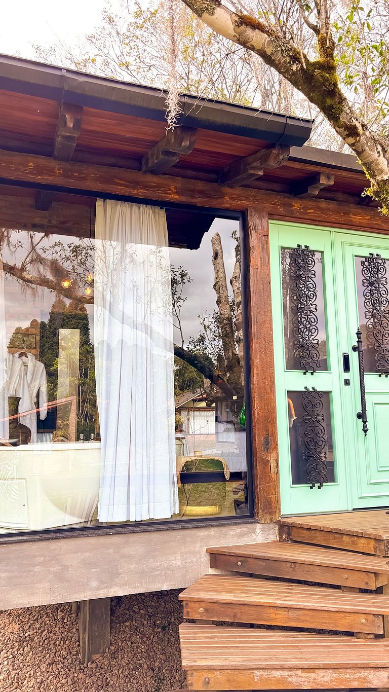 Cabana da Árvore | Hidro, lareira e deck privativo