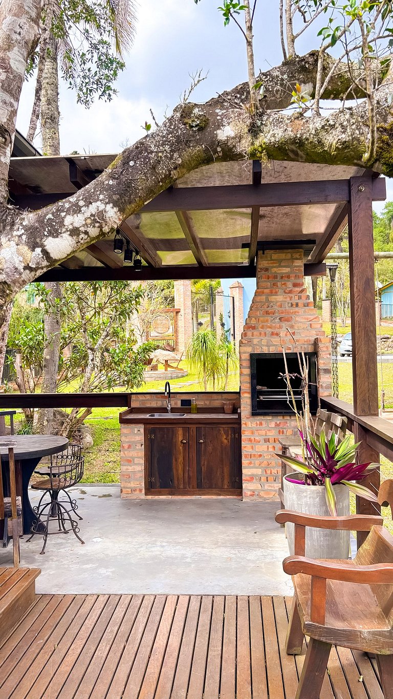 Cabana da Árvore | Hidro, lareira e deck privativo