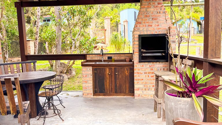 Cabana da Árvore | Hidro, lareira e deck privativo