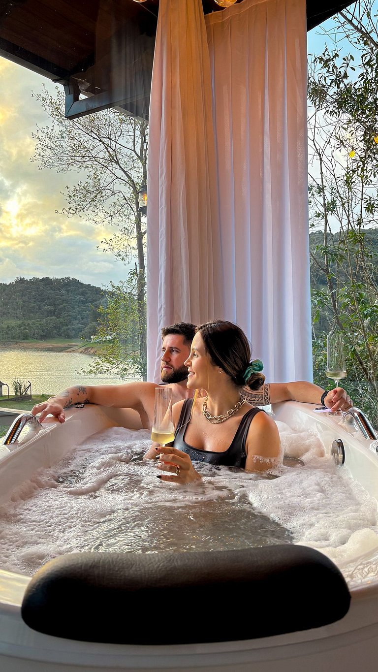 Cabana da Árvore | Hidro, lareira e deck privativo