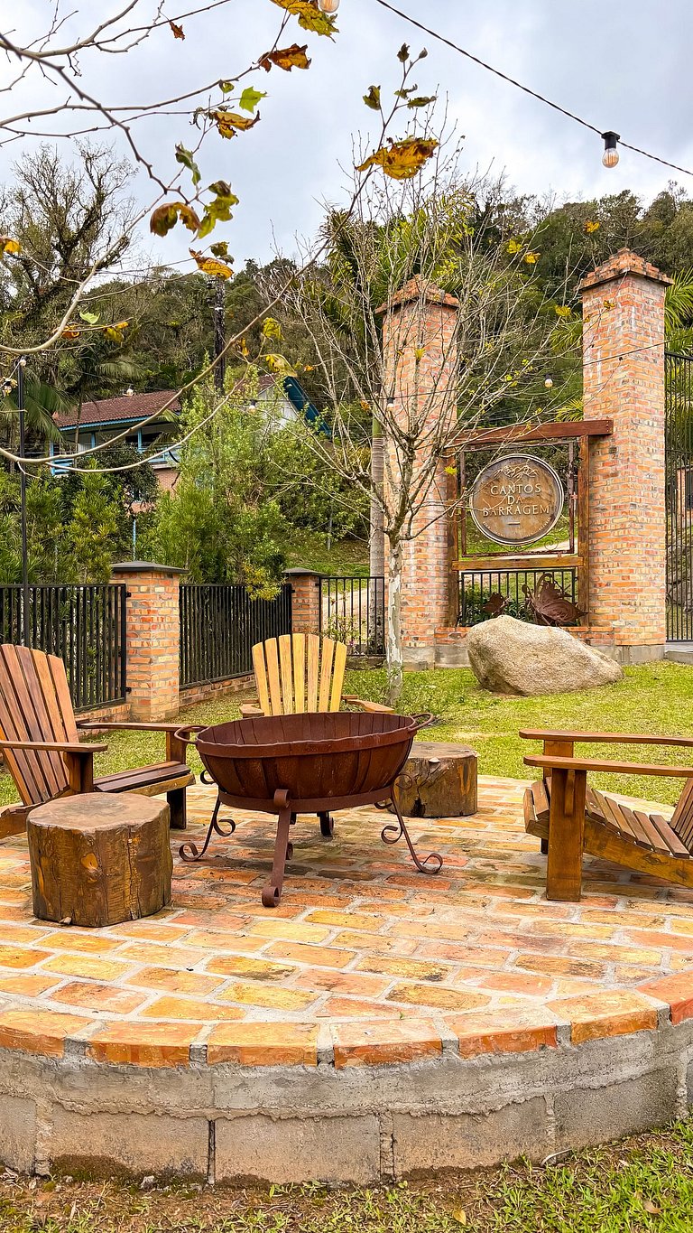 Cabana da Árvore | Hidro, lareira e deck privativo